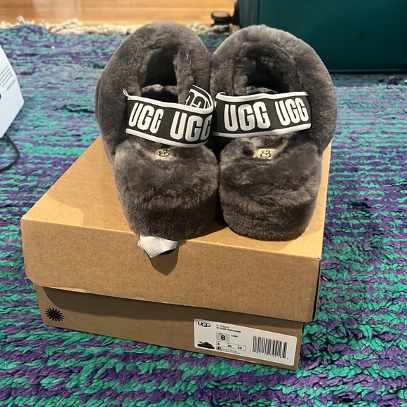 Never worn ugg slippers - Picture 3 of 3